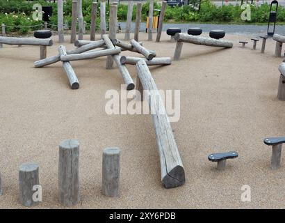 Parco giochi per bambini in stile giapponese realizzato con tronchi asciutti Foto Stock