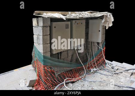 Scatole di distribuzione elettrica in cantiere. Isolato sul nero Foto Stock