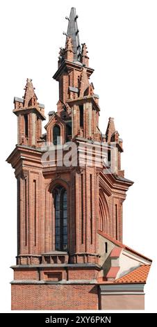 L'alta torre di un'antica chiesa in rovina fatta di mattoni rossi invecchiati. Isolato su bianco Foto Stock