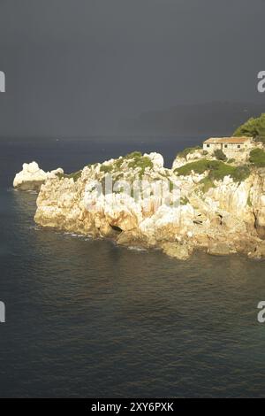 Tempesta in avvicinamento a Cala Deia, le rocce bianche, (Codols Blancs) .Deia.Tramuntana.Mallorca.Baleari.Spagna Foto Stock