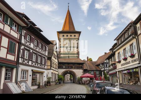 Edifici a graticcio con Obertorturm, Haigeracher Tor, la storica torre cittadina e punto di riferimento nel centro storico di Gengenbach, Ortenaukreis, Ba Foto Stock