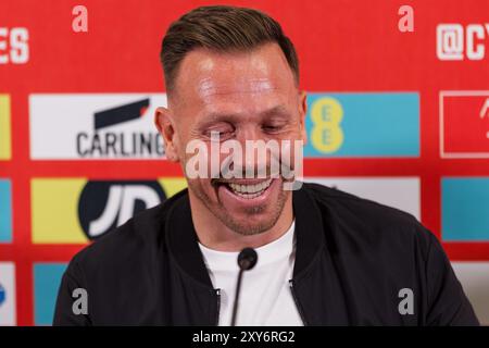 CARDIFF, REGNO UNITO. 28 agosto 2024. Craig Bellamy, manager della nazionale gallese, annuncia la sua squadra per le prossime partite della UEFA Nations League 2025 contro Turchia e Montenegro. (PIC di John Smith/FAW) credito: Football Association of Wales/Alamy Live News Foto Stock