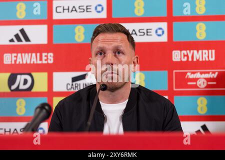 CARDIFF, REGNO UNITO. 28 agosto 2024. Craig Bellamy, manager della nazionale gallese, annuncia la sua squadra per le prossime partite della UEFA Nations League 2025 contro Turchia e Montenegro. (PIC di John Smith/FAW) credito: Football Association of Wales/Alamy Live News Foto Stock