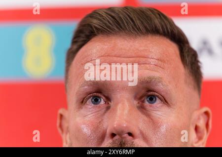 CARDIFF, REGNO UNITO. 28 agosto 2024. Craig Bellamy, manager della nazionale gallese, annuncia la sua squadra per le prossime partite della UEFA Nations League 2025 contro Turchia e Montenegro. (PIC di John Smith/FAW) credito: Football Association of Wales/Alamy Live News Foto Stock