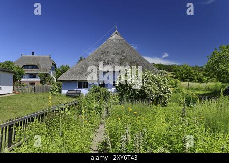 Vista di una casa in paglia con giardino ben curato e recinzione, Ruegen (Gross Zicker) Foto Stock