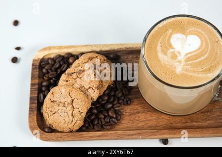 tazza di caffè su piattino con biscotti su sfondo bianco isolato Foto Stock