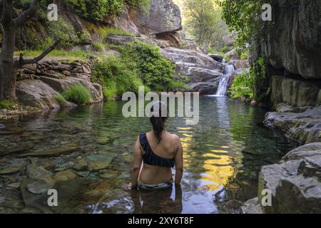 Donna nella cascata della cascata del Drave ad Arouca Serra da Freita, Portogallo, Europa Foto Stock
