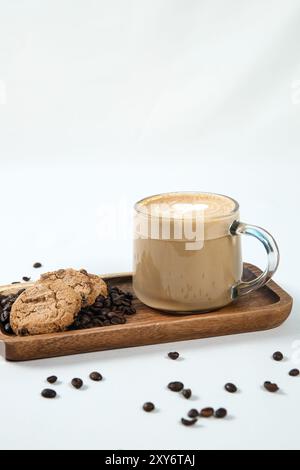 Tazza di caffè e biscotti al cioccolato in un vassoio rustico in legno Foto Stock