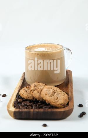 Biscotti con scaglie di cioccolato e una tazza di caffè su sfondo bianco Foto Stock