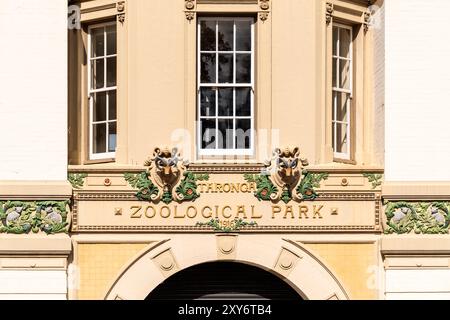 Sydney, nuovo Galles del Sud, Australia - 17 aprile 2022: Ingresso storico all'Old Taronga Zoological Park in una giornata luminosa Foto Stock