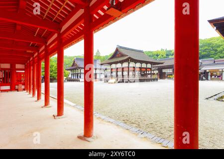 KYOTO, GIAPPONE, 19 GIUGNO 2015: Due edifici interni a est e ovest importanti per il santuario di Shimogamo o Kamo Mioya Jinja in un giorno di pioggia a Kyoto Foto Stock