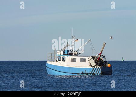 Un peschereccio sul Mar Baltico al largo di Warnemuende Foto Stock