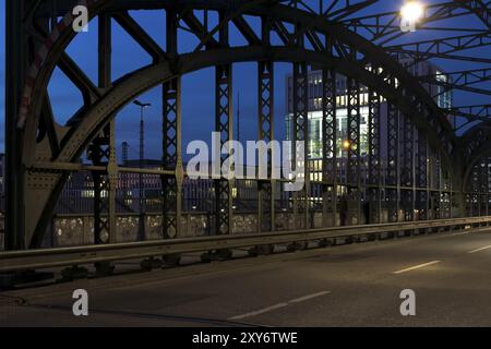 L'Hackerbruecke di Monaco alle prime ore del mattino Foto Stock