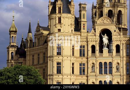 Europa, Germania, Meclemburgo-Pomerania occidentale, Schwerin, Castello di Schwerin, costruito tra il 1845 e il 1857 nello stile dello storicismo romantico, oggi sede di Foto Stock