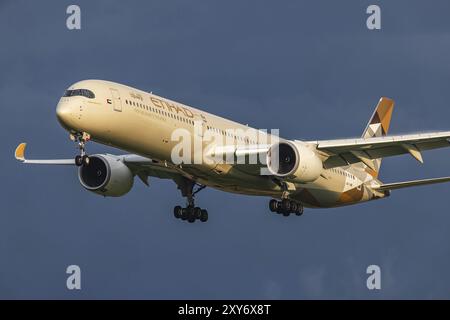 Aereo in avvicinamento all'aeroporto di Zurigo. Registrazione: A6-XWB, ETIHAD AIRWAYS, AIRBUS A350-1000.Zurigo, Svizzera, Europa Foto Stock