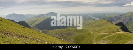 Camminando giù da Mount Snowdon sul sentiero Llanberis, Snowdonia, Gwynedd, Galles, Regno Unito, guardando a nord verso la stazione di Clogwyn, Llyn Peris e Llanbe Foto Stock