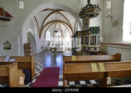 Vista dell'interno di una chiesa con pali e volte gotiche, che irradia un'atmosfera tranquilla, Ruegen (Gross Zicker) Foto Stock