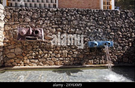 Basin, gargoyle, opera di Joan Miro in labirinto di Miro Foto Stock