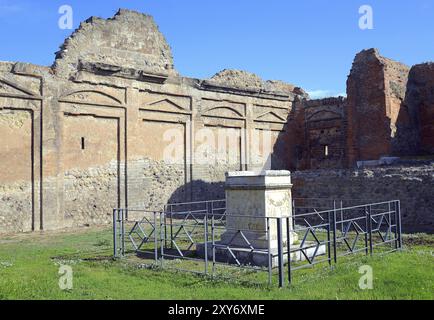 Altare e il muro del tempio fortuna Augusta Foto Stock