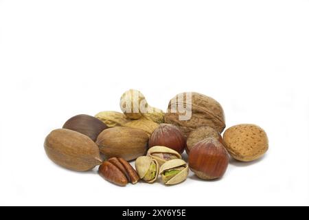 Selezione di dadi su uno sfondo bianco Foto Stock