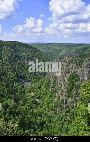 Monte Rosstrappe in Germania vicino Thale. Vista dal Rosstrappe nelle montagne Harz Foto Stock