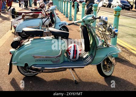 Madeira Drive, Brighton, città di Brighton & Hove, East Sussex, Regno Unito. Scooter, parcheggiati al Mod All Weekender. David Smith/Alamy 25 agosto 2024 Foto Stock