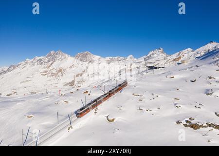 Zermatt, Svizzera: Veduta aerea della famosa stazione sciistica di Zermatt con seggiovia e sciatori e snowboarder sulla pista del Gornergrat Ridge i Foto Stock