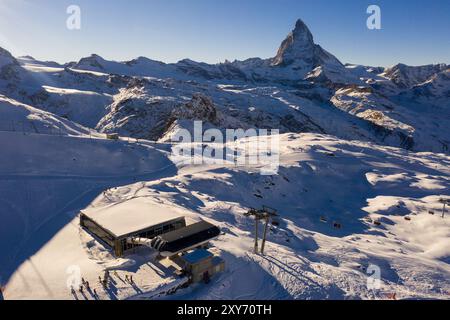 Zermatt, Svizzera: Vista spettacolare della pista sciistica di Zermatt e della seggiovia sotto la famosa vetta del Cervino in inverno nel Canton Vallese nella S Foto Stock