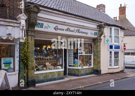 Farmacia di Queen Street nell'esclusiva cittadina di Southwold nel Suffolk Foto Stock