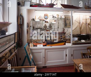 Vetrine nella sala di lettura di Southwold Sailors Foto Stock