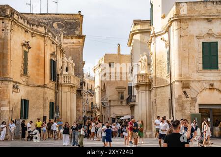 Lecce, Italia. 20 agosto 2024. Turisti visti in Piazza del Duomo a Lecce, Italia. Credito: SOPA Images Limited/Alamy Live News Foto Stock