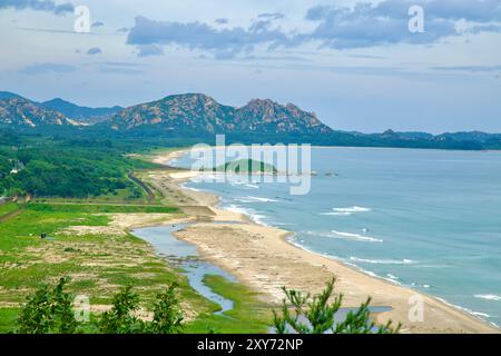 Contea di Goseong, Corea del Sud - 28 luglio 2024: Una chiara vista della costa della DMZ e del monte Kumgang in lontananza, visto dall'Unifico Foto Stock