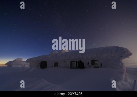 Cabine coperte di neve, riserva naturale di Dundret, Norrbotten, Lapponia, Svezia, febbraio 2016, Europa Foto Stock