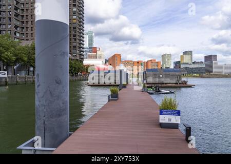 Camere d'hotel galleggianti, Wikkelboat nel Rijnhaven, il Rijnhaven, un bacino portuale di 28 ettari, è stato ora riempito di quasi un terzo per creare spazio Foto Stock