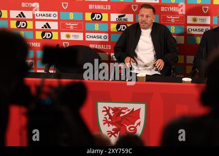 Cardiff, Regno Unito. 28 agosto 2024. Craig Bellamy, manager della squadra di calcio del Galles, parla con i media alla conferenza stampa di annuncio della sua squadra.al St. Museo nazionale di storia di Fagans vicino a Cardiff, nel Galles del Sud, mercoledì 28 agosto 2024. La squadra si sta preparando per la partita di campionato delle Nazioni UEFA contro la Turchia la prossima settimana. foto di Andrew Orchard/Andrew Orchard Sports Photography/ Alamy Live News Credit: Andrew Orchard Sports Photography/Alamy Live News Foto Stock