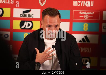 Cardiff, Regno Unito. 28 agosto 2024. Craig Bellamy, manager della squadra di calcio del Galles, parla con i media alla conferenza stampa di annuncio della sua squadra.al St. Museo nazionale di storia di Fagans vicino a Cardiff, nel Galles del Sud, mercoledì 28 agosto 2024. La squadra si sta preparando per la partita di campionato delle Nazioni UEFA contro la Turchia la prossima settimana. foto di Andrew Orchard/Andrew Orchard Sports Photography/ Alamy Live News Credit: Andrew Orchard Sports Photography/Alamy Live News Foto Stock