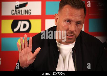 Cardiff, Regno Unito. 28 agosto 2024. Craig Bellamy, manager della squadra di calcio del Galles, parla con i media alla conferenza stampa di annuncio della sua squadra.al St. Museo nazionale di storia di Fagans vicino a Cardiff, nel Galles del Sud, mercoledì 28 agosto 2024. La squadra si sta preparando per la partita di campionato delle Nazioni UEFA contro la Turchia la prossima settimana. foto di Andrew Orchard/Andrew Orchard Sports Photography/ Alamy Live News Credit: Andrew Orchard Sports Photography/Alamy Live News Foto Stock