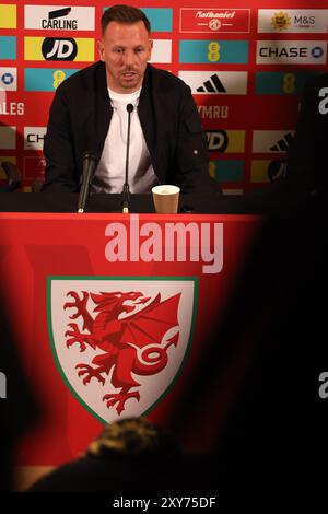 Cardiff, Regno Unito. 28 agosto 2024. Craig Bellamy, manager della squadra di calcio del Galles, parla con i media alla conferenza stampa di annuncio della sua squadra.al St. Museo nazionale di storia di Fagans vicino a Cardiff, nel Galles del Sud, mercoledì 28 agosto 2024. La squadra si sta preparando per la partita di campionato delle Nazioni UEFA contro la Turchia la prossima settimana. foto di Andrew Orchard/Andrew Orchard Sports Photography/ Alamy Live News Credit: Andrew Orchard Sports Photography/Alamy Live News Foto Stock