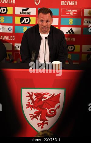 Cardiff, Regno Unito. 28 agosto 2024. Craig Bellamy, manager della squadra di calcio del Galles, parla con i media alla conferenza stampa di annuncio della sua squadra.al St. Museo nazionale di storia di Fagans vicino a Cardiff, nel Galles del Sud, mercoledì 28 agosto 2024. La squadra si sta preparando per la partita di campionato delle Nazioni UEFA contro la Turchia la prossima settimana. foto di Andrew Orchard/Andrew Orchard Sports Photography/ Alamy Live News Credit: Andrew Orchard Sports Photography/Alamy Live News Foto Stock