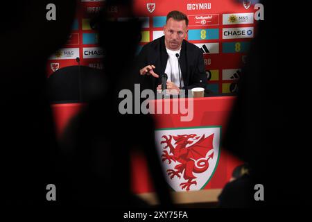 Cardiff, Regno Unito. 28 agosto 2024. Craig Bellamy, manager della squadra di calcio del Galles, parla con i media alla conferenza stampa di annuncio della sua squadra.al St. Museo nazionale di storia di Fagans vicino a Cardiff, nel Galles del Sud, mercoledì 28 agosto 2024. La squadra si sta preparando per la partita di campionato delle Nazioni UEFA contro la Turchia la prossima settimana. foto di Andrew Orchard/Andrew Orchard Sports Photography/ Alamy Live News Credit: Andrew Orchard Sports Photography/Alamy Live News Foto Stock