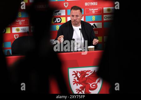 Cardiff, Regno Unito. 28 agosto 2024. Craig Bellamy, manager della squadra di calcio del Galles, parla con i media alla conferenza stampa di annuncio della sua squadra.al St. Museo nazionale di storia di Fagans vicino a Cardiff, nel Galles del Sud, mercoledì 28 agosto 2024. La squadra si sta preparando per la partita di campionato delle Nazioni UEFA contro la Turchia la prossima settimana. foto di Andrew Orchard/Andrew Orchard Sports Photography/ Alamy Live News Credit: Andrew Orchard Sports Photography/Alamy Live News Foto Stock