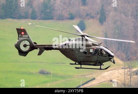 Elicottero Eurocopter EC635 dell'aeronautica militare svizzera in volo. Alpnach, Svizzera - 27 febbraio 2024 Foto Stock