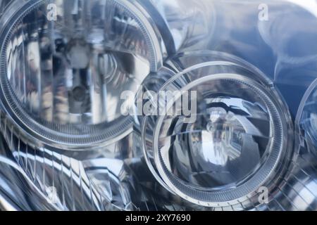 Sfondo blu argento, primo piano sfocato di un faro per auto, texture astratta per la tecnologia moderna Foto Stock