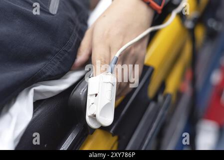 Paziente in ambulanza con pulsossimetro a dito, monitoraggio dei segni vitali, concetto medico Foto Stock