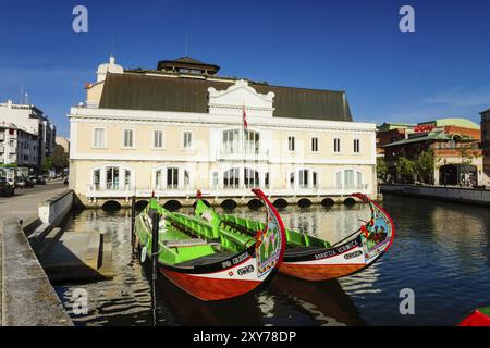 Moliceiros frente al edificio de la antigua capitania del puerto, Canal do Cojo, Aveiro, Beira Litoral, Portogallo, europa, Europa Foto Stock