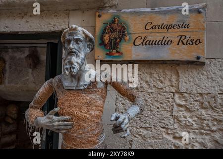 Lecce, Italia. 20 agosto 2024. Segno di un tipico mâché laboratorio di cartapesta leccese a Lecce, in Italia. (Foto di Andrea Gulí/SOPA Images/Sipa USA) credito: SIPA USA/Alamy Live News Foto Stock