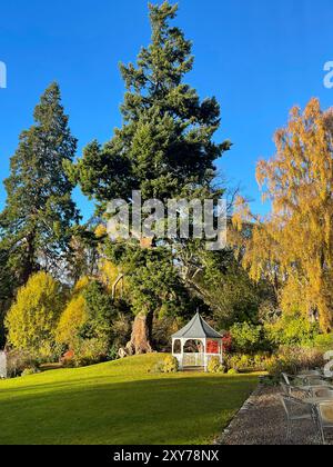 Gazebo e alberi nei terreni del Coul House Hotel Foto Stock