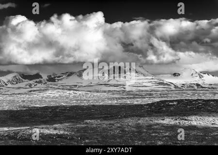 Summit nel Parco Nazionale di Sarek, sito Patrimonio Mondiale dell'Umanità della Laponia, Norrbotten, Lapponia, Svezia, giugno 2016, Europa Foto Stock