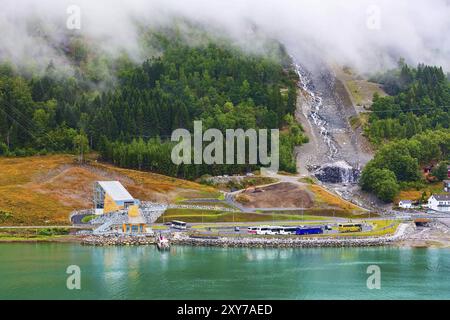 Olden, Norvegia, 1 agosto 2018: Stazione Loen Skylift, funivia fino alla cima del Monte Hoven sopra il fiordo Nordfjord, Europa Foto Stock