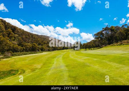 Percorsi intorno a Thredbo Riover e Thredbo Golf Course a Thredo nelle Snowy Mountains, New South Wales, Australia Foto Stock